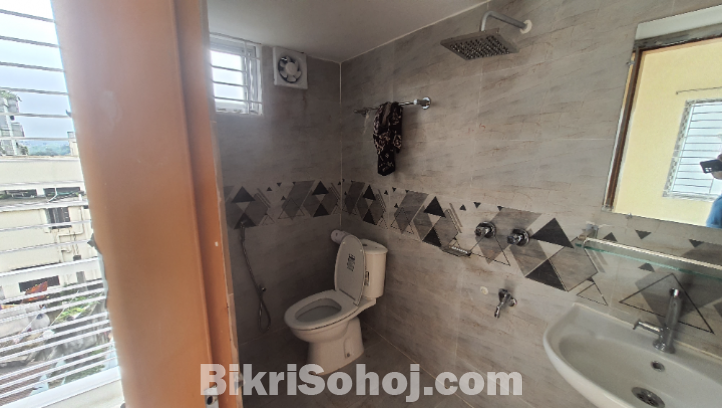 ৩ বেডরুমের ফ্ল্যাট মেইন রোডের কাছে ভাড়া হবে।